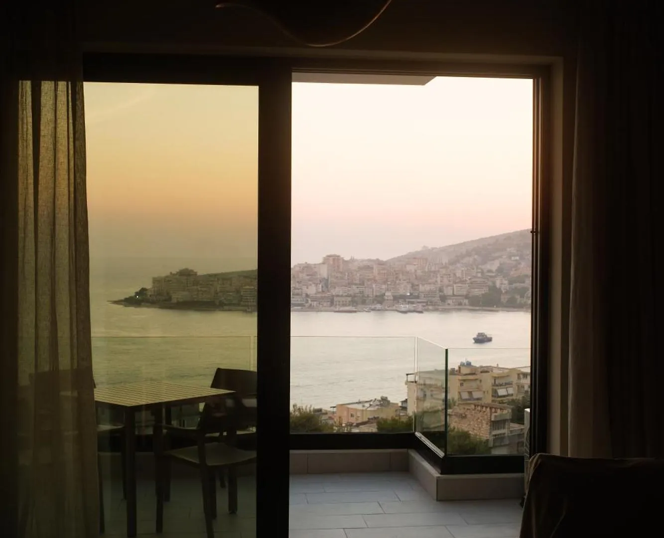 Seaside Sanctuary In Saranda Daire