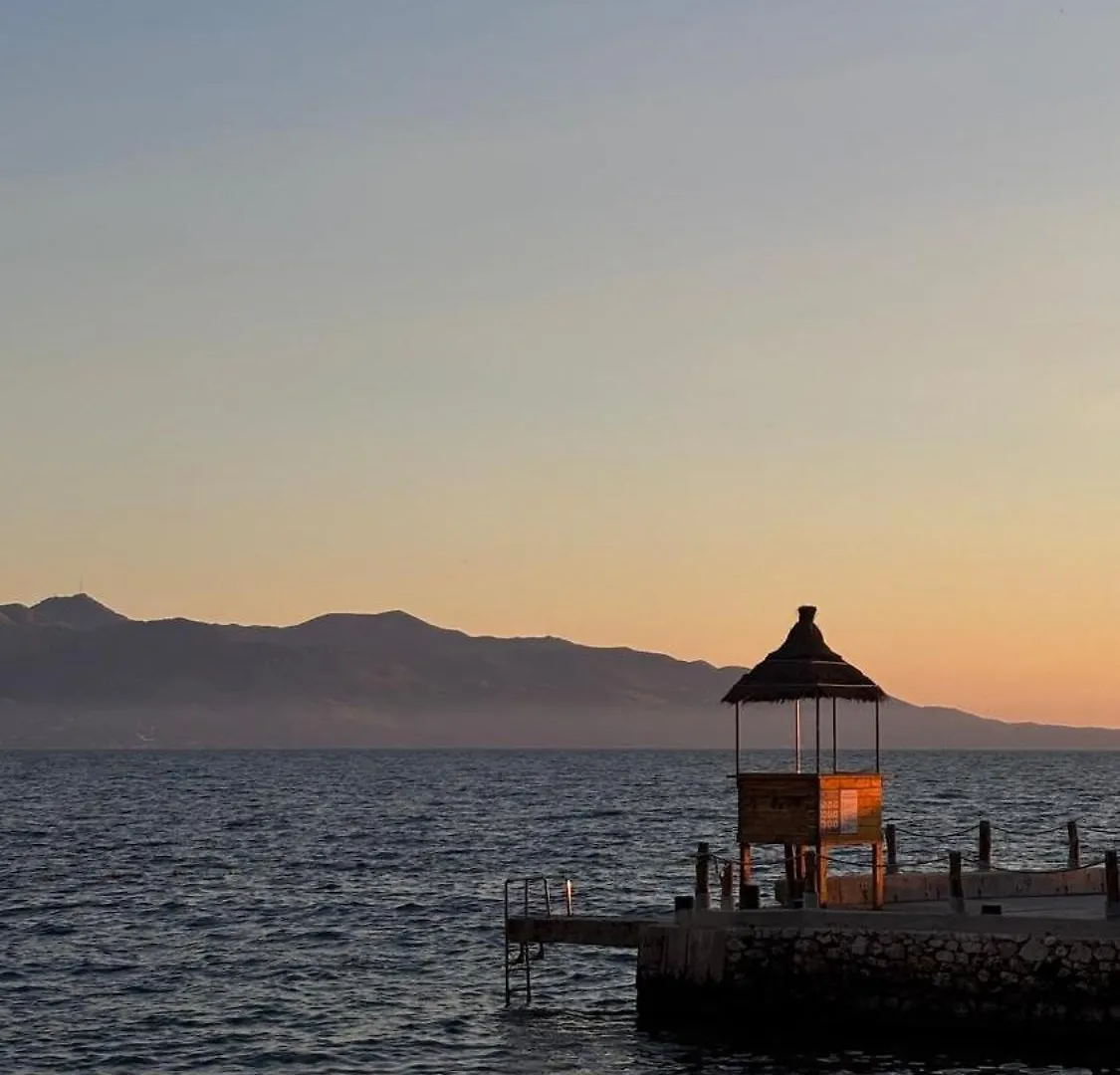 Seaside Sanctuary In Saranda Daire